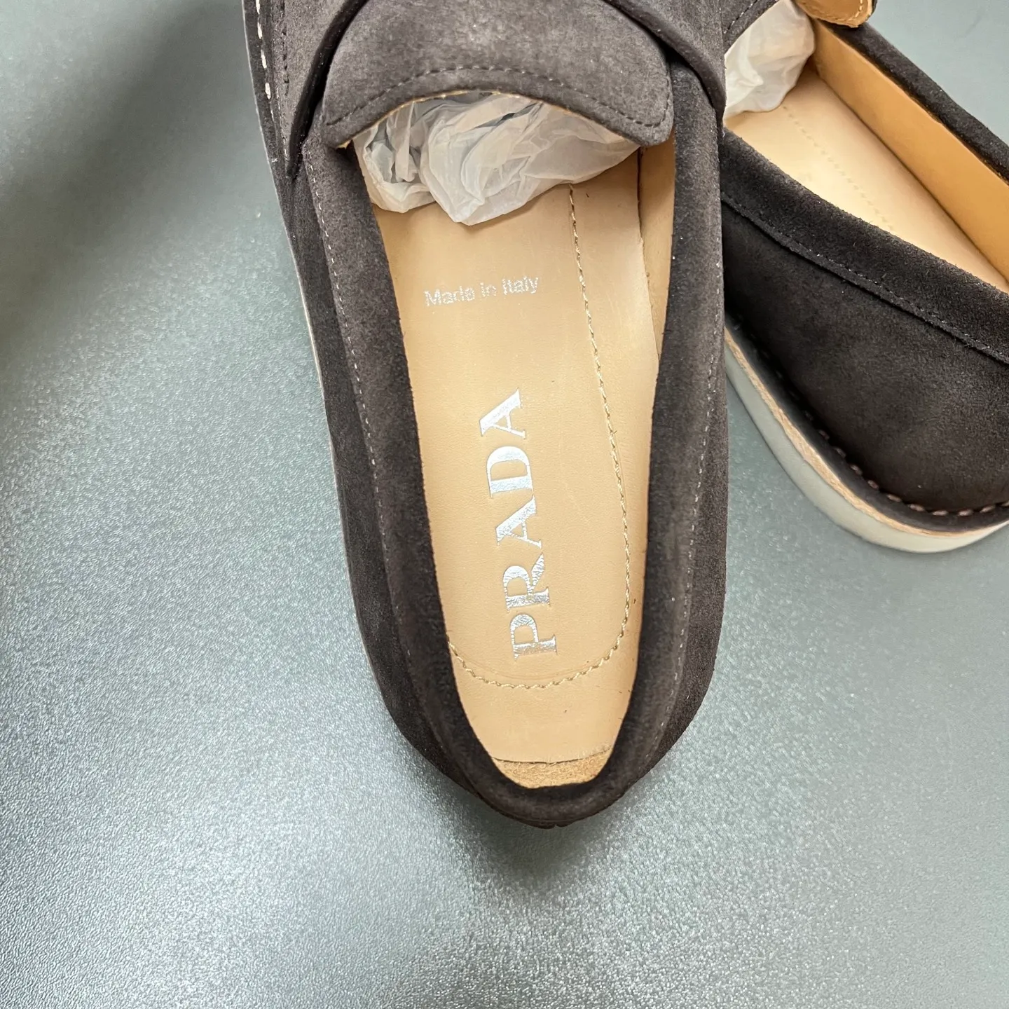 💰840 Prada men’s new suede leather loafers. Made of flocked cow second-layer leather, they combine classic design with handmade details, blending sophistication with casual comfort. Hot-stamped logo on the outside, topstitched seams on the skirt, 1.5cm white rubber sole with leather welt, dyed calfskin lining, silver-labeled cowhide feet, simple and elegant style, comes with a full set of original packaging dust bag! C leather shoe size: 39/40/41/42/43/44 brown color welcome to order